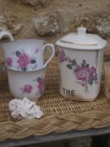 Set de porcelaine Art Déco sur son plateau de rotin