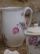 Set de porcelaine Art Déco sur son plateau de rotin