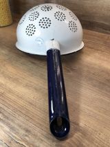 Passoire avec manche - Tôle émaillée - Vintage