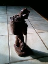 Lot  2 statuettes en bois Les vendages  porteur et tonnelier