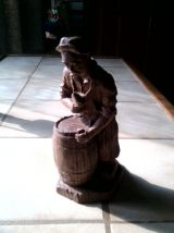 Lot  2 statuettes en bois Les vendages  porteur et tonnelier