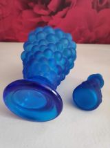 carafe en verre bleue en forme de grappe de raisin 