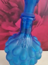 carafe en verre bleue en forme de grappe de raisin 