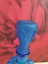 carafe en verre bleue en forme de grappe de raisin 