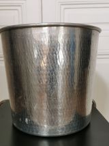 Grand cache pot en aluminium martelé 