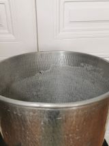 Grand cache pot en aluminium martelé 