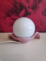 lampe en céramique rose et globe en opaline blanc