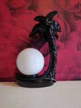 lampe palmier en céramique noire et globe opaline blanc