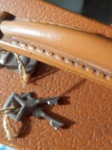 valise vintage  en carton avec ses 2 clés