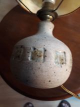 petite lampe1970 en gres emaille signe ,avec abat jour  de f