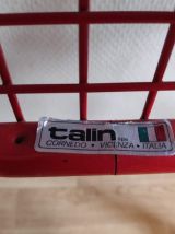 chaises pliantes rouges en métal crées par Talin en Italie