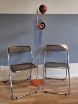 chaises pliantes plexi marron fumé et structure métal chromé