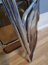 chaises pliantes plexi marron fumé et structure métal chromé