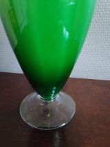 carafe en verre vert pomme et pied transparent