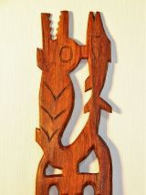 Peigne en bois décor crocodile et de poisson. Art ethnique.