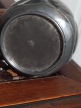 Vase en étain signé Plasait