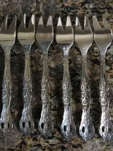 6 fourchettes à dessert 