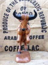 Taureau en bois sculpté 