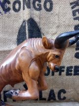 Taureau en bois sculpté 