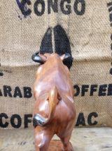 Taureau en bois sculpté 