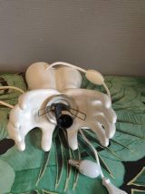 lampe mains en céramique blanche et globes en opaline