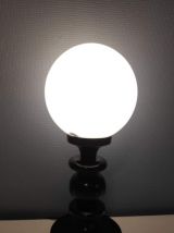 lampe vintage pied métal noir et globe opaline blanc