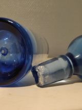 flacons en verre bleu avec bouchon rond