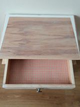 Chevet vintage relooké en bois clair