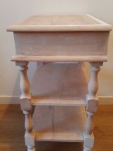 Chevet vintage relooké en bois clair