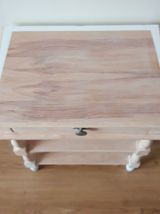 Chevet vintage relooké en bois clair