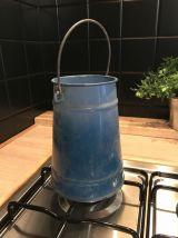 Pot à lait en métal émaillé bleu turquoise