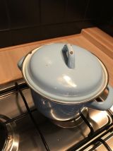 Petite cocotte en métal émaillé de couleur bleu clair
