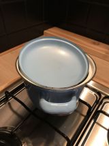 Petite cocotte en métal émaillé de couleur bleu clair