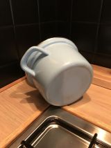 Petite cocotte en métal émaillé de couleur bleu clair