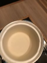 Petite cocotte en métal émaillé de couleur bleu clair