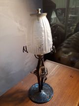 lampe fer forgé  noir avec patine or avec tulipe moulé  1920