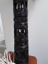 Lampe en bois exotique sculpté 