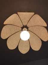 suspension fleur de lotus cannée sur armature en métal