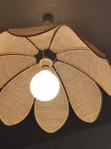 suspension fleur de lotus cannée sur armature en métal