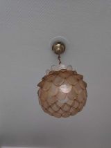 suspension en écailles nacrées beiges