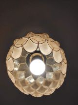 suspension en écailles nacrées beiges