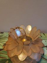 suspension en écailles nacrées beiges