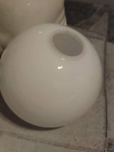 lampe otarie en céramique et globe en opaline blanches