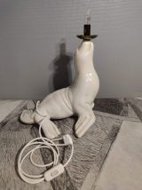 lampe otarie en céramique et globe en opaline blanches