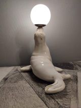 lampe otarie en céramique et globe en opaline blanches