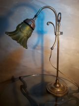 lampe de bureau laiton 1900  belle patine  avec sa tulipe ve