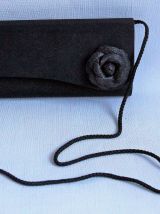 Elégante pochette de cérémonie noire. Excellent état.