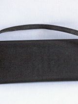 Elégante pochette de cérémonie noire. Excellent état.