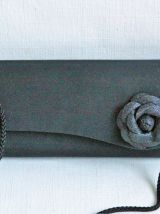Elégante pochette de cérémonie noire. Excellent état.