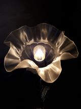 petite lampe bronze de chevet  et sa belle tulipe opaque  et